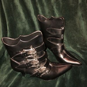 Demonia Fury-06 Black skull buckle ankle boots 9
